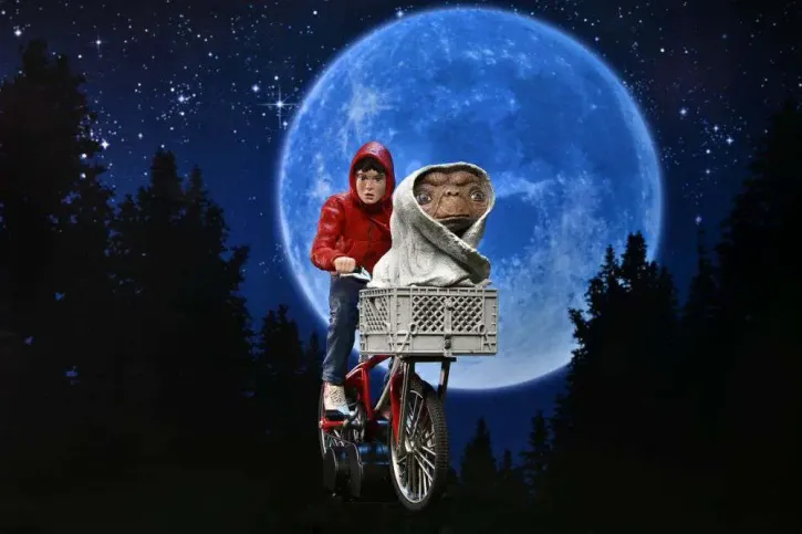E.T. 40th Anniversary Elliott & E.T. auf dem Fahrrad E.T. 40th Anniversary Elliott & E.T. auf dem Fahrrad