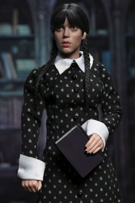 Wednesday (Classic Dress) Actionfigur (20 cm)