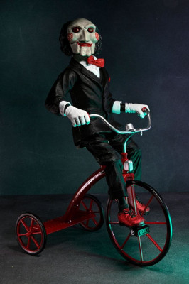 Saw Actionfigur mit Sound – Billy mit Dreirad (30 cm)